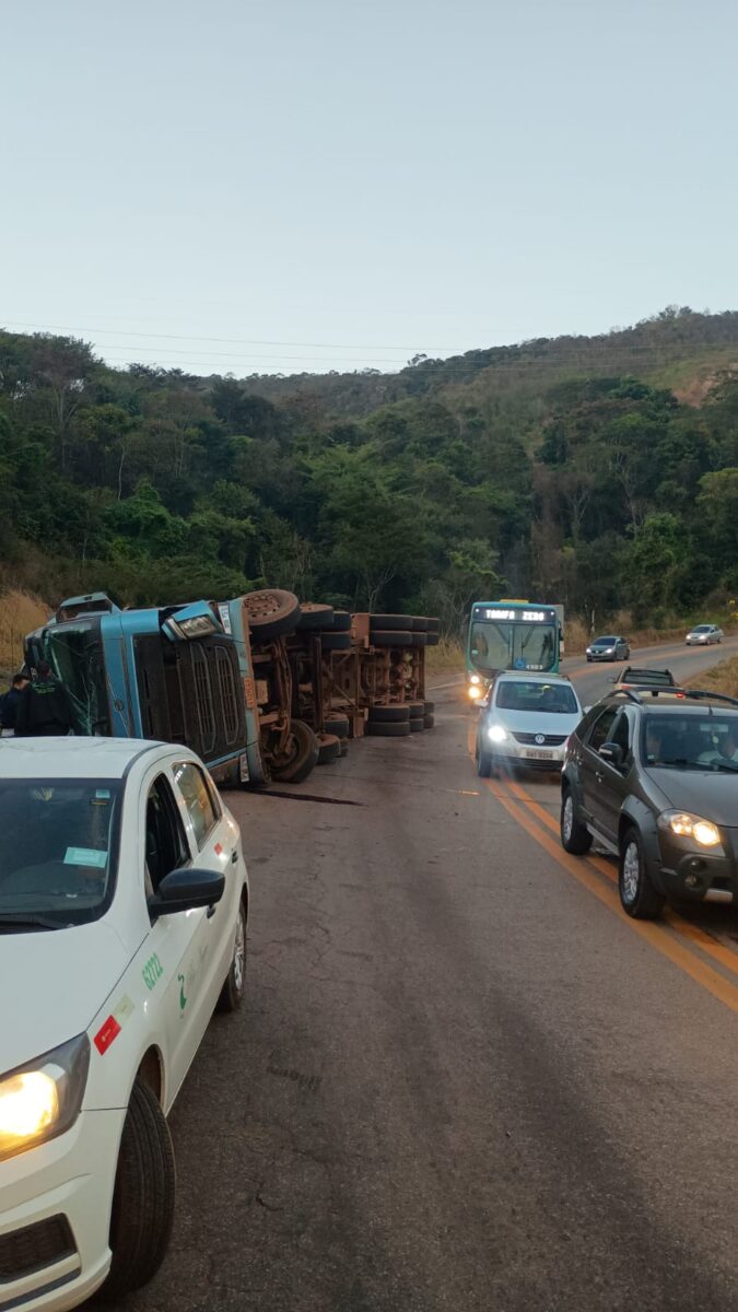 Carreta tomba e causa congestionamento na MG-436, em Barão de Cocais