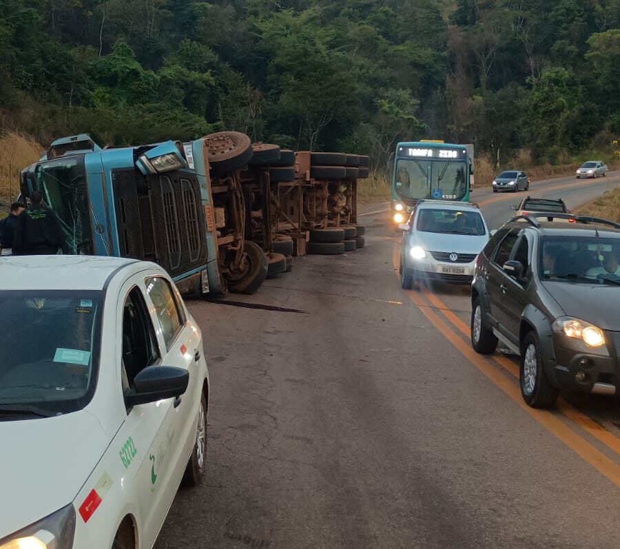 Carreta tomba e causa congestionamento na MG-436, em Barão de Cocais