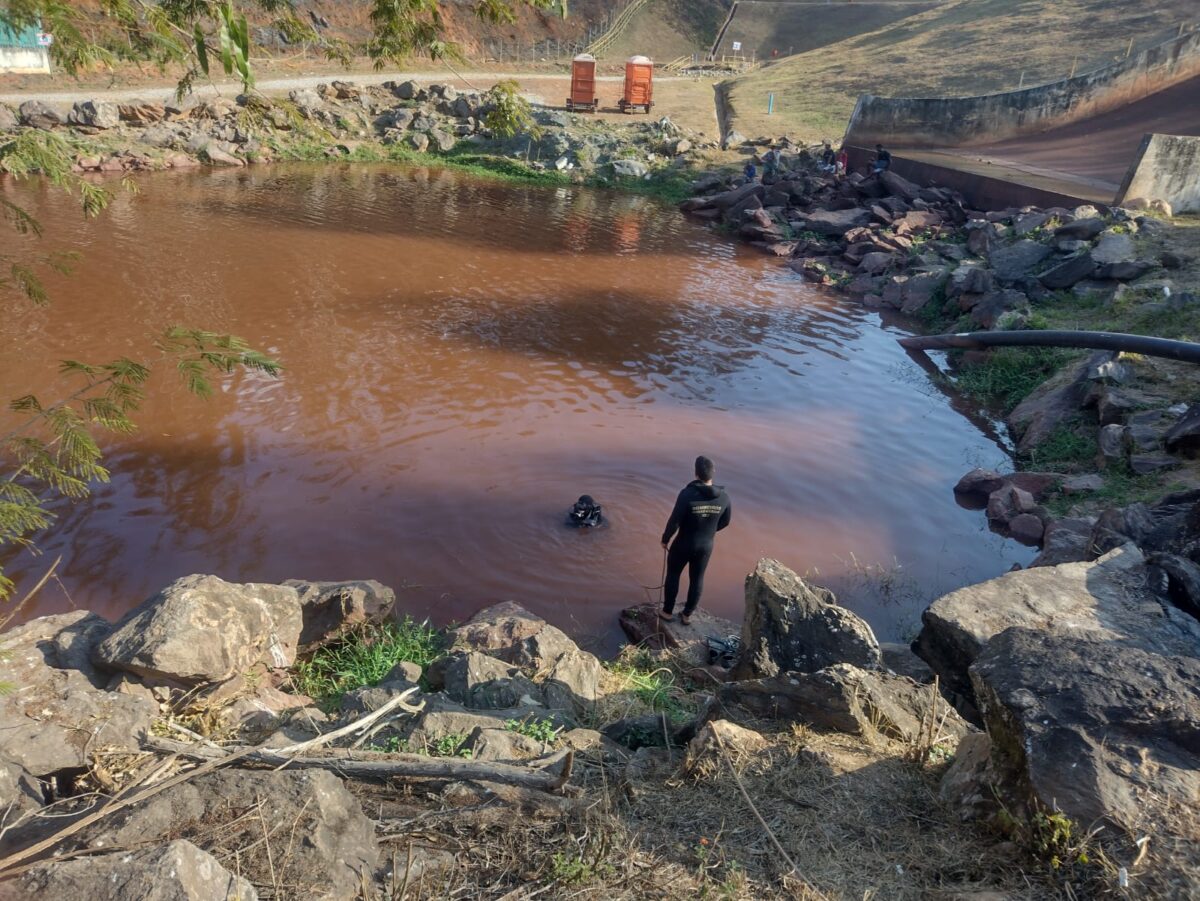 Bombeiros realizam buscas por adolescente desaparecido na represa do Rio de Peixe em Itabira