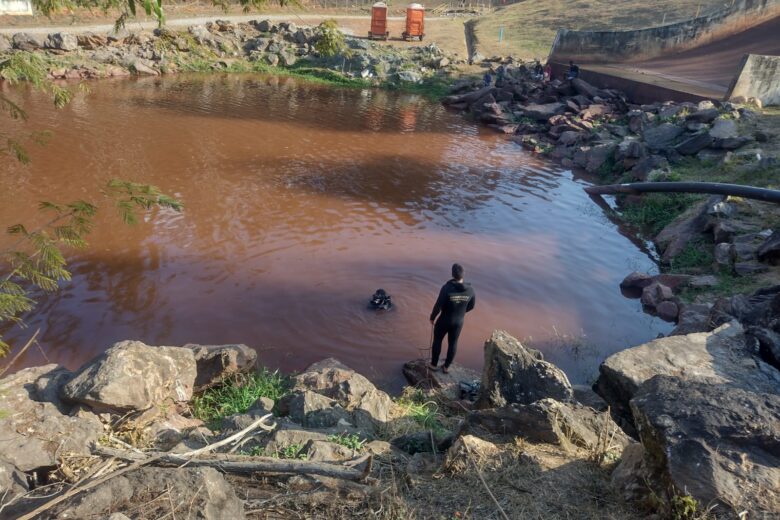 Bombeiros realizam buscas por adolescente desaparecido na represa do Rio de Peixe em Itabira