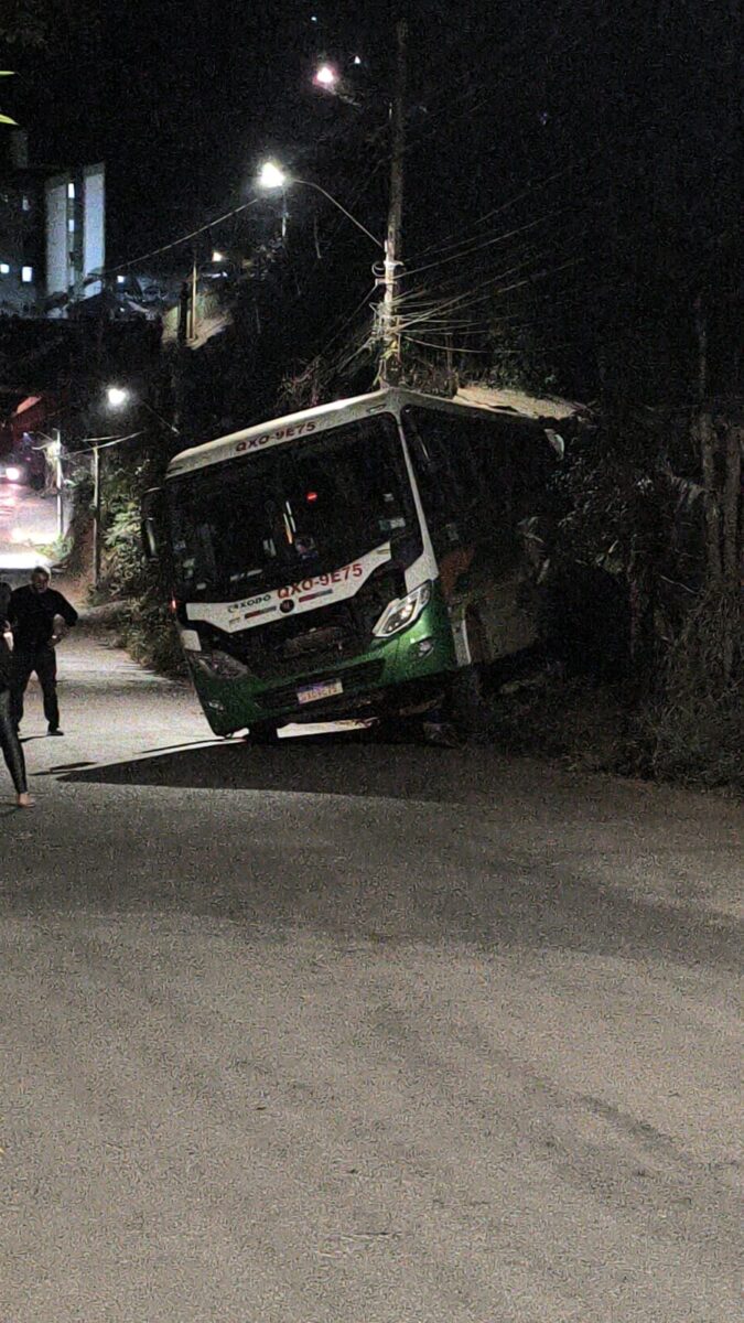 Ônibus colide contra muro no bairro Ribeira, em Itabira