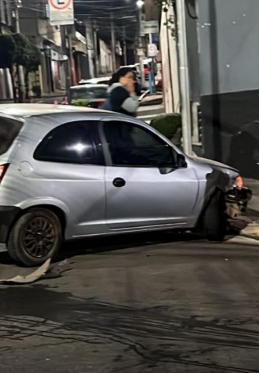 Colisão entre carros deixa homem ferido no Centro de Itabira