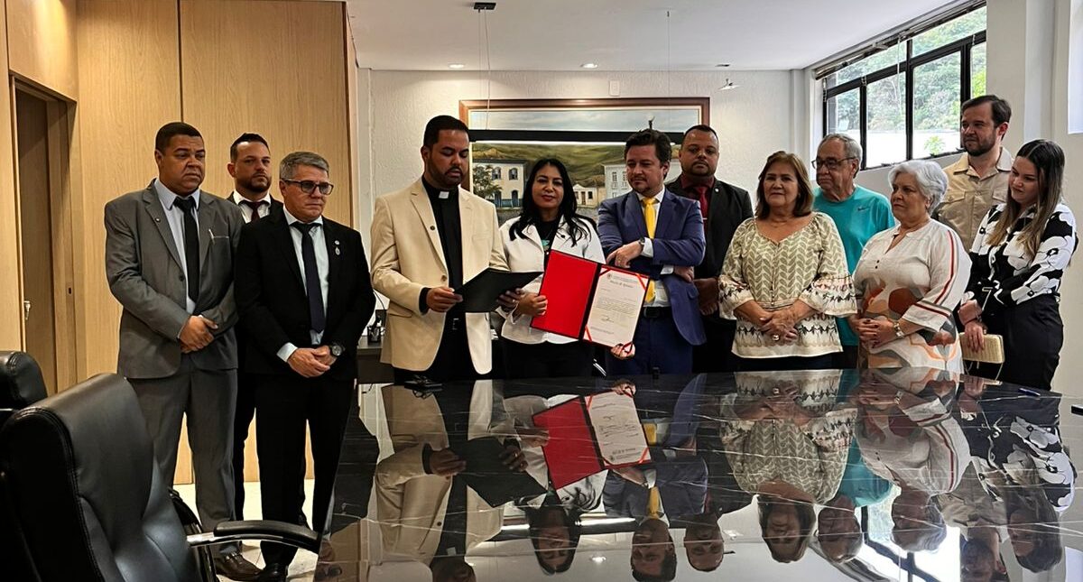 Câmara de Itabira homenageia padre Adriano Mendes com moção de aplausos por trabalho comunitário