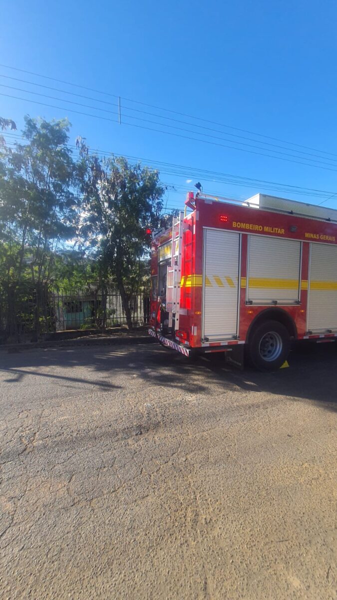 Itabira: incêndio atinge residência no bairro Bethânia e moradora suspeita de ação criminosa