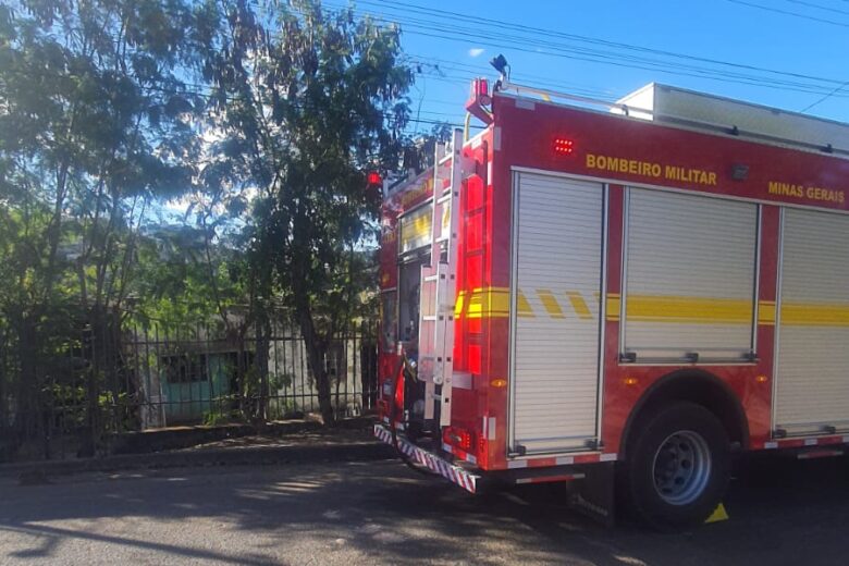 Itabira: incêndio atinge residência no bairro Bethânia e moradora suspeita de ação criminosa