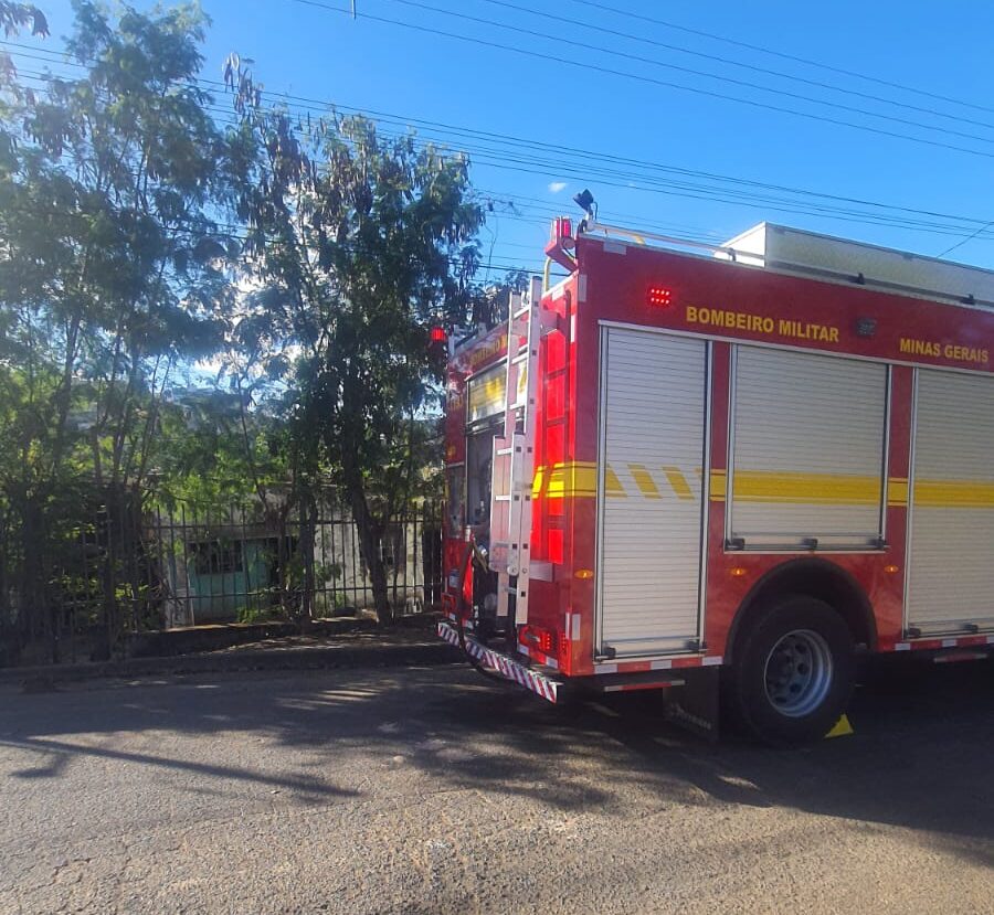 Itabira: incêndio atinge residência no bairro Bethânia e moradora suspeita de ação criminosa