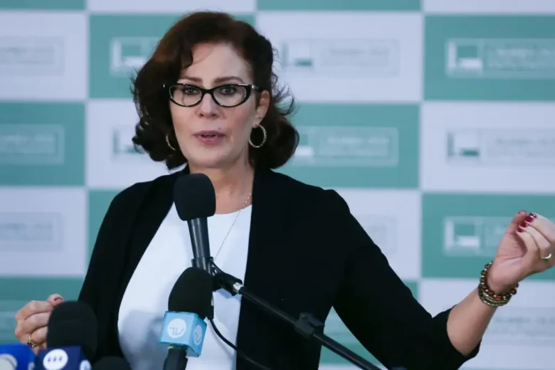 Carla Zambelli renuncia ao mandato de deputada federal; suplente assume