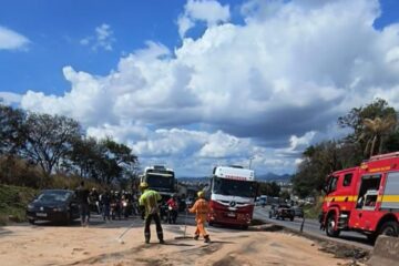 Colisão entre carro e caminhão provoca risco de derrapagem no Anel Rodoviário em BH