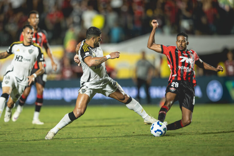 Vitória reage após 8 a 0 e bate Atlético-MG em jogo de técnicos interinos em Salvador