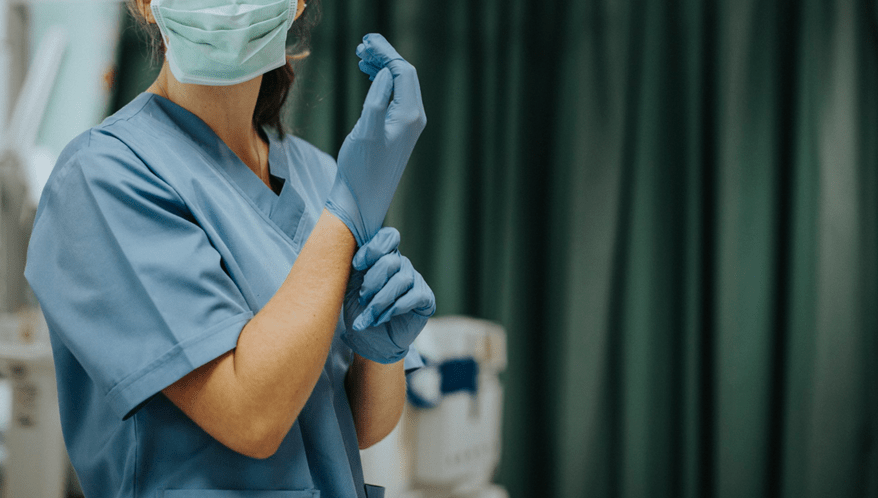 Clínica de transplante capilar terá de indenizar funcionária exposta ao vírus HIV; entenda