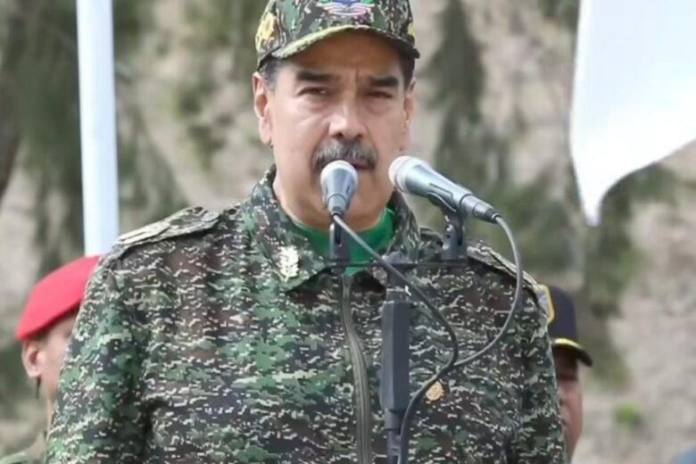 Maduro aparece de farda e se diz pronto para se defender dos EUA