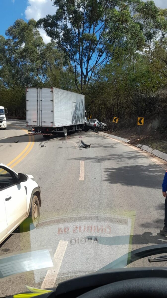Avó e neto morrem em grave acidente entre carro e caminhão na BR-356, em Itabirito