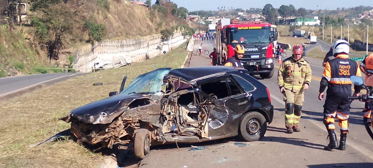 Colisão entre carro e caminhão deixa um morto e dois feridos na BR-381, em Sabará