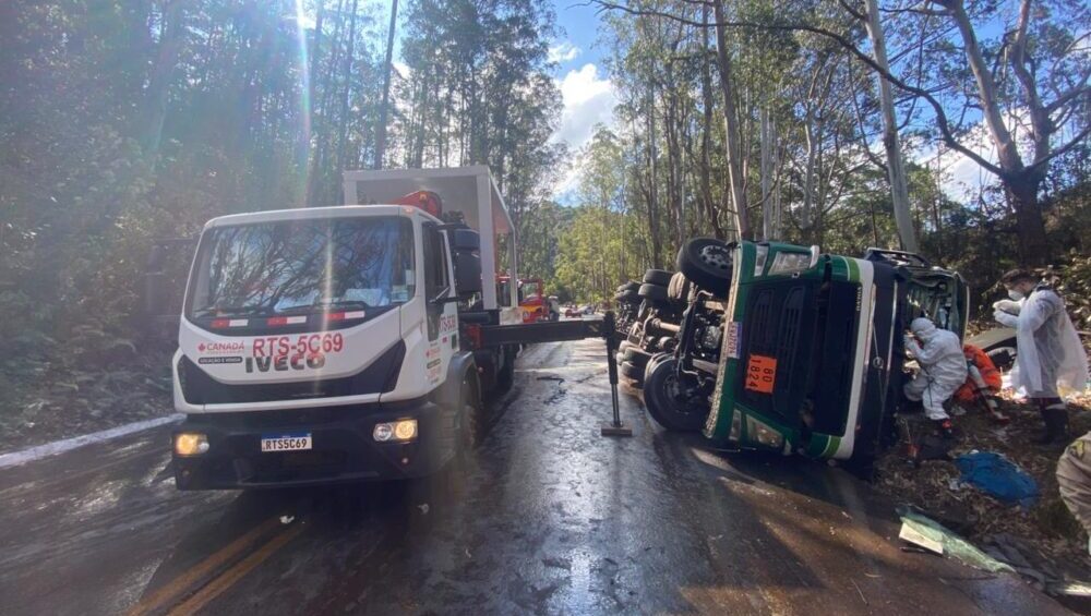 Carreta transportando soda cáustica tomba na BR-356 e mobiliza operação ambiental em Ouro Preto