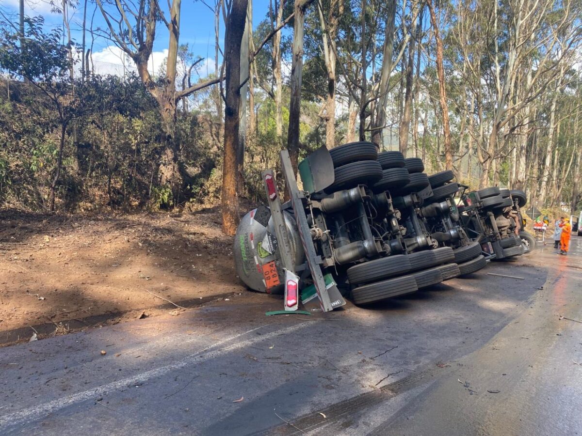 Carreta transportando soda cáustica tomba na BR-356 e mobiliza operação ambiental em Ouro Preto