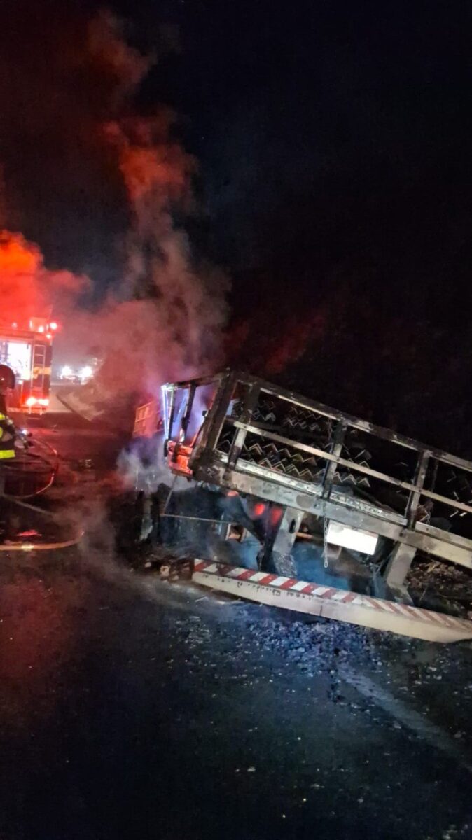 Incêndio em semirreboque atinge vegetação e mobiliza bombeiros na BR-381