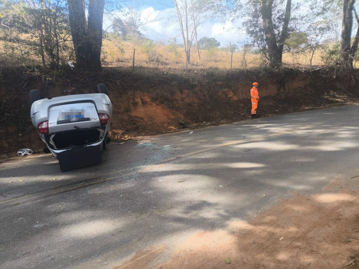 Capotamento de carro mobiliza Corpo de Bombeiros na BR-381, em São Gonçalo do Rio Abaixo