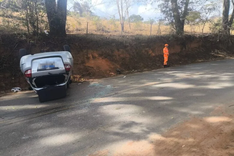 Capotamento de carro mobiliza Corpo de Bombeiros na BR-381, em São Gonçalo do Rio Abaixo