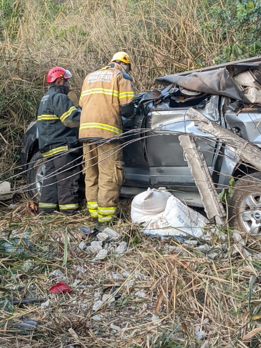 Capotamento na BR-494 deixa duas pessoas mortas em Carmo da Mata