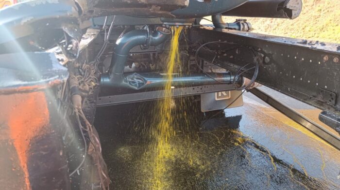 Colisão gera vazamento de biodiesel na BR-262, em Juatuba