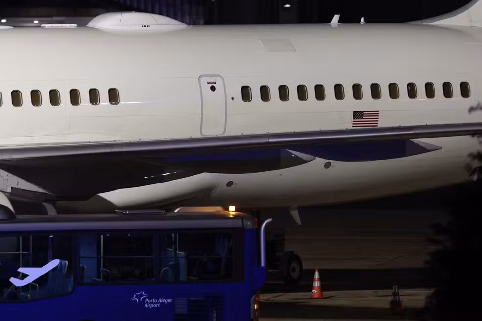 Avião militar dos EUA que pousou em Porto Alegre transportava diplomatas, confirma Polícia Federal