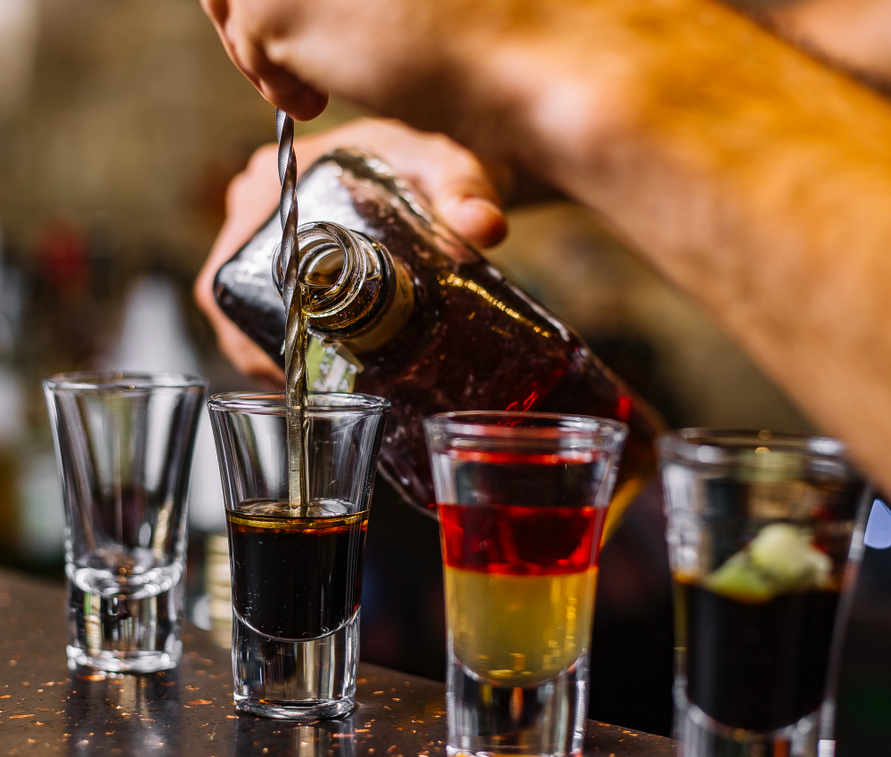 Vigilância Sanitária fecha bar por bebidas irregulares, no Rio