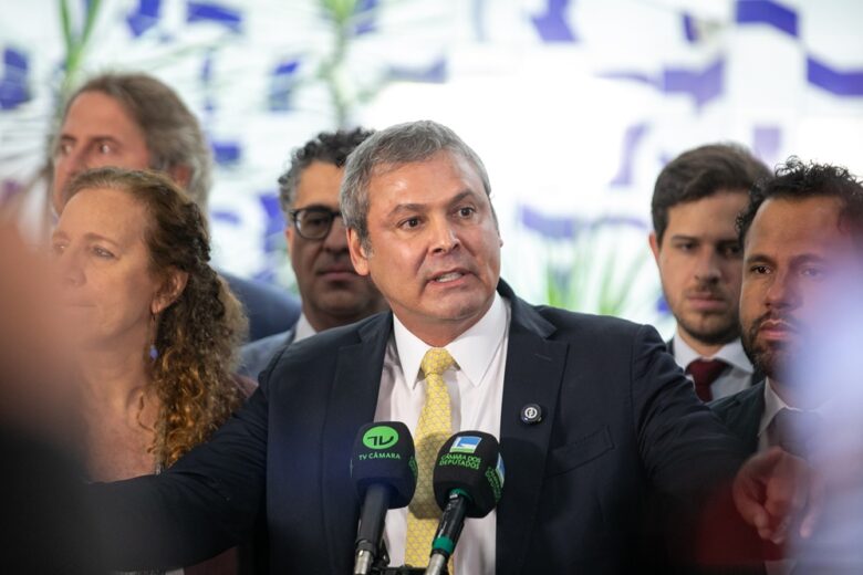 Lindbergh Farias entra com mandado de segurança para suspender tramitação da PEC da Blindagem