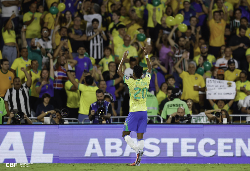 Brasil é dominante e vence Chile em noite do 1º gol de Estêvão e retorno triunfante de Paquetá; assista aos gols