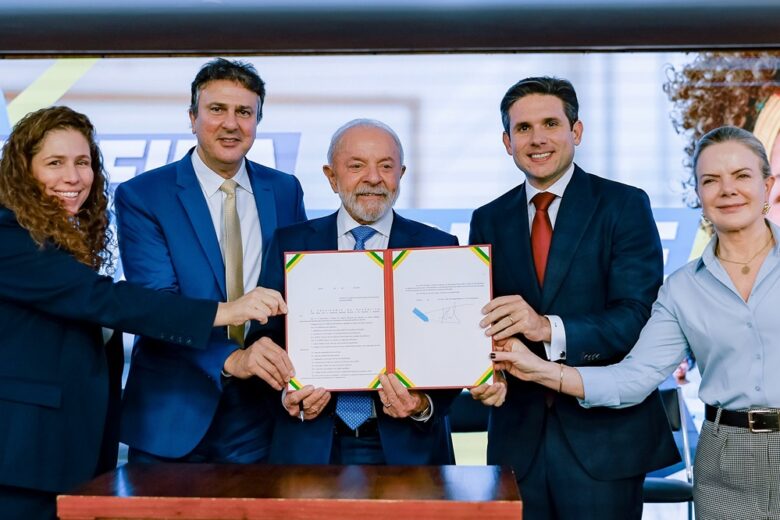 Lula sanciona lei que cria Carteira Nacional do Professor com descontos em cultura e viagens