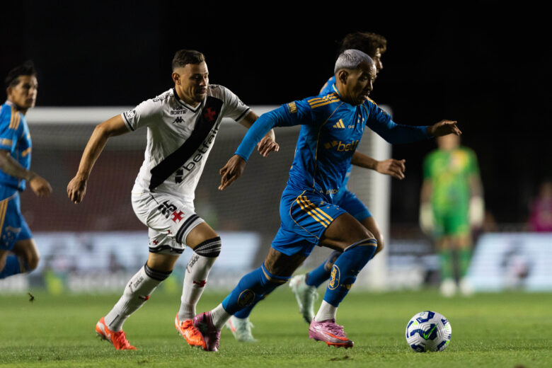 Vasco vence Cruzeiro por 2 a 0 e sobe na tabela do Brasileirão