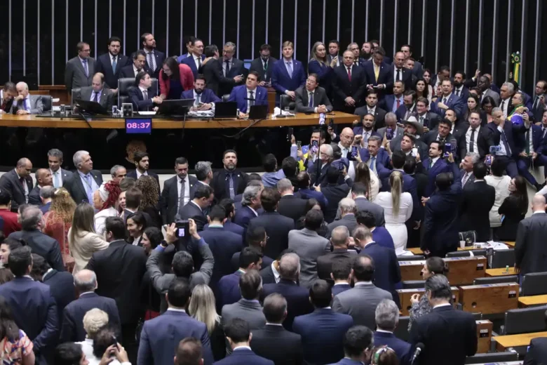 Câmara aprova regime de urgência para projeto sobre anistia