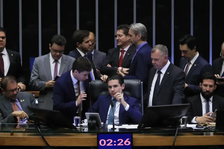 Deputados aprovam PEC da blindagem judicial a parlamentares do Congresso Nacional