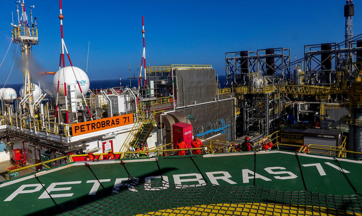 Brasil bate record diário de produção de barris de petróleo e gás