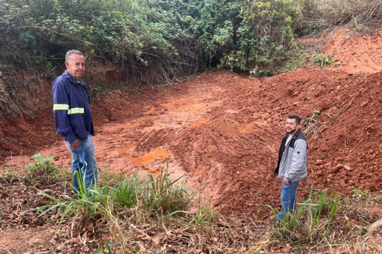 Prefeitura de João Monlevade realiza ações de limpeza e manutenção em bacias de contenção e córregos do município