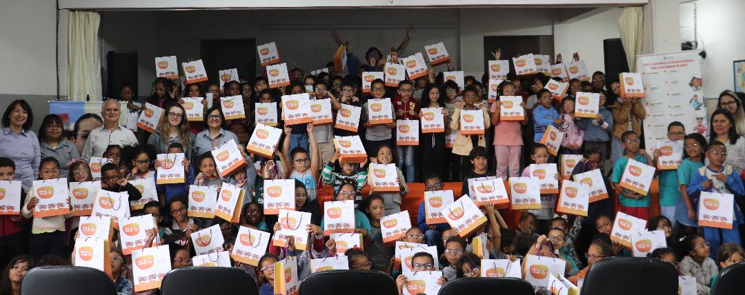 Projeto da Fundação ArcelorMittal  distribui óculos para 137 estudantes da rede pública de João Monlevade .