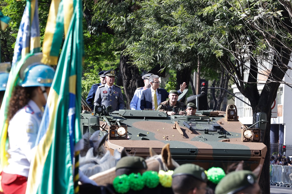 Dia da Independência em Belo Horizonte tem desfile cívico na avenida Afonso Pena e manifestações políticas em praças