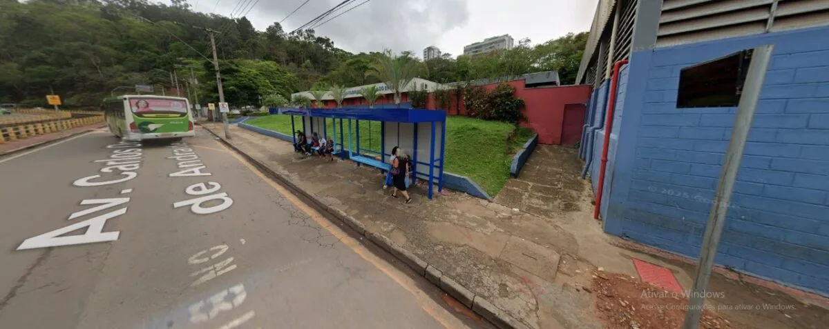 Ponto de embarque em frente à escola na avenida Carlos Drummond de Andrade será transferido temporariamente 