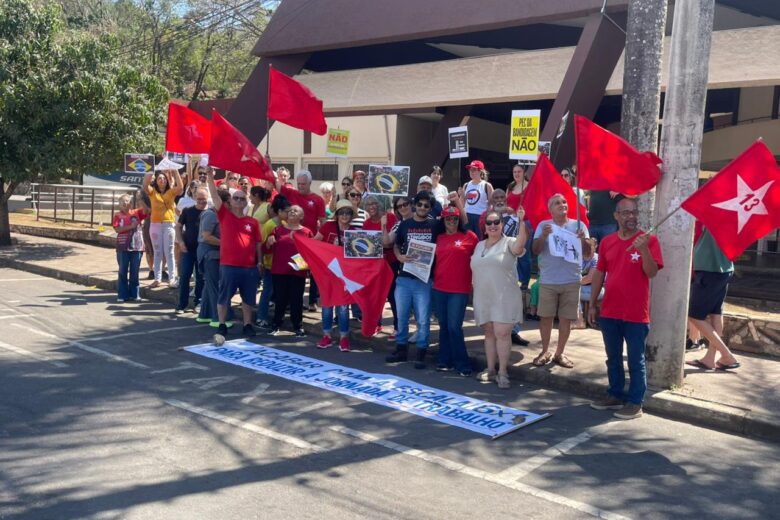 Itabiranos se reúnem para manifestar contra anistia e PEC da Blindagem 