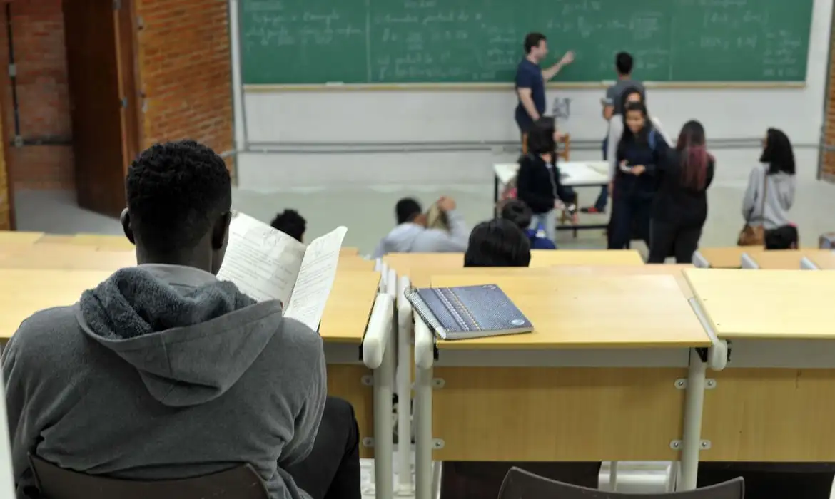 MEC oferta 7,8 mil vagas de pós-graduação gratuita para professores