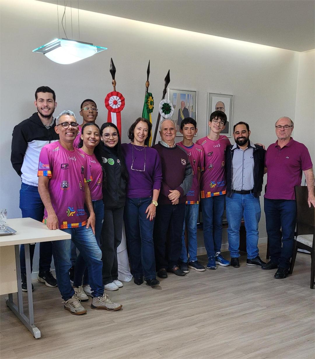 Prefeito de João Monlevade recebe equipe vice-campeã mundial de robótica na Coreia do Sul