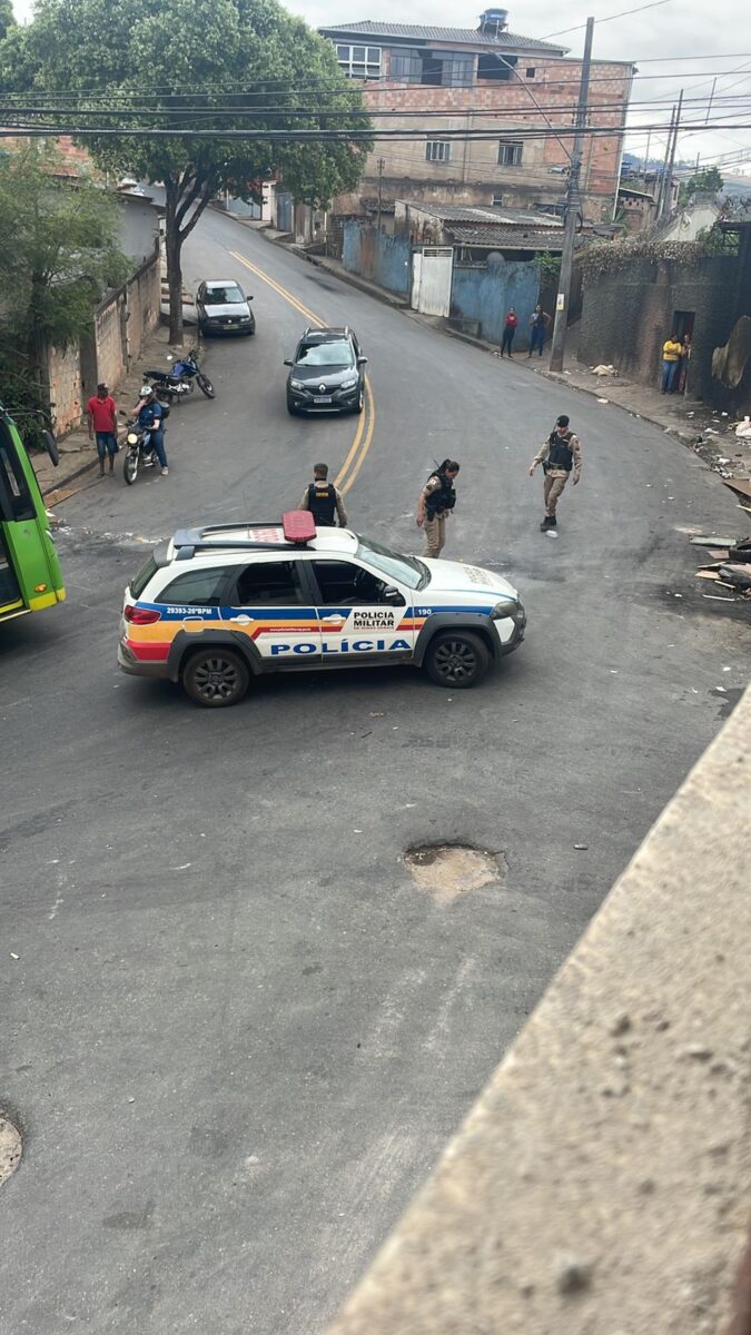 Moradores ameaçam atear fogo em pneus durante novo protesto por falta de água em Itabira, mas PM impede ação