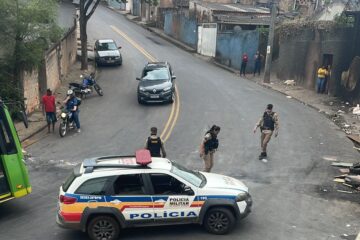 Moradores ameaçam atear fogo em pneus durante novo protesto por falta de água em Itabira, mas PM impede ação