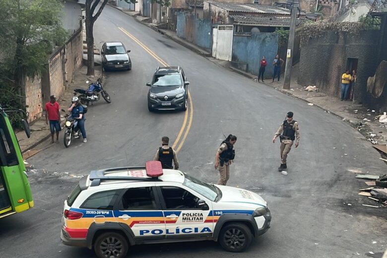 Moradores ameaçam atear fogo em pneus durante novo protesto por falta de água em Itabira, mas PM impede ação