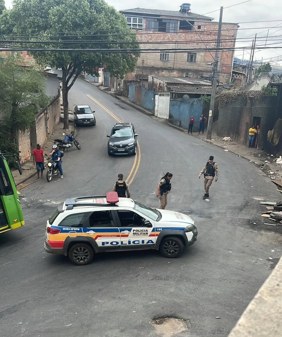Moradores ameaçam atear fogo em pneus durante novo protesto por falta de água em Itabira, mas PM impede ação