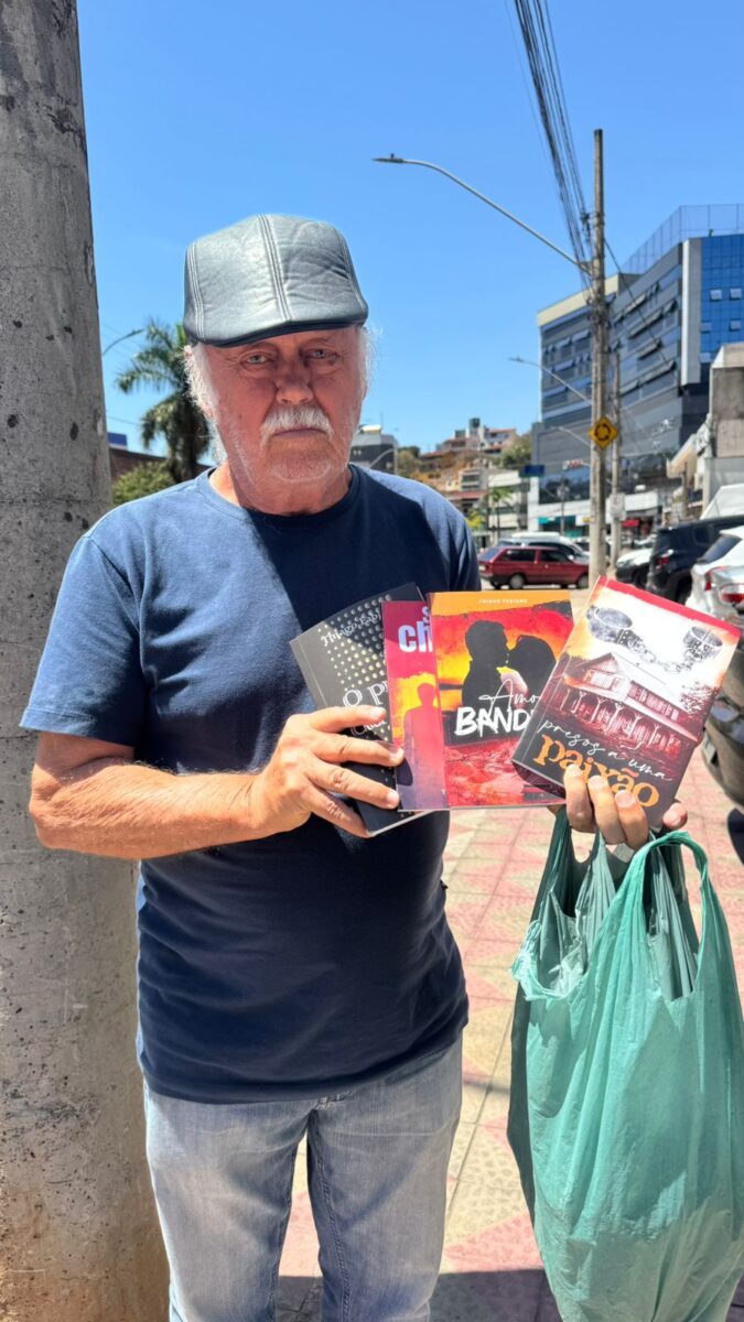 Pai percorre cidades para vender livros escritos pelo filho jornalista em Ipatinga