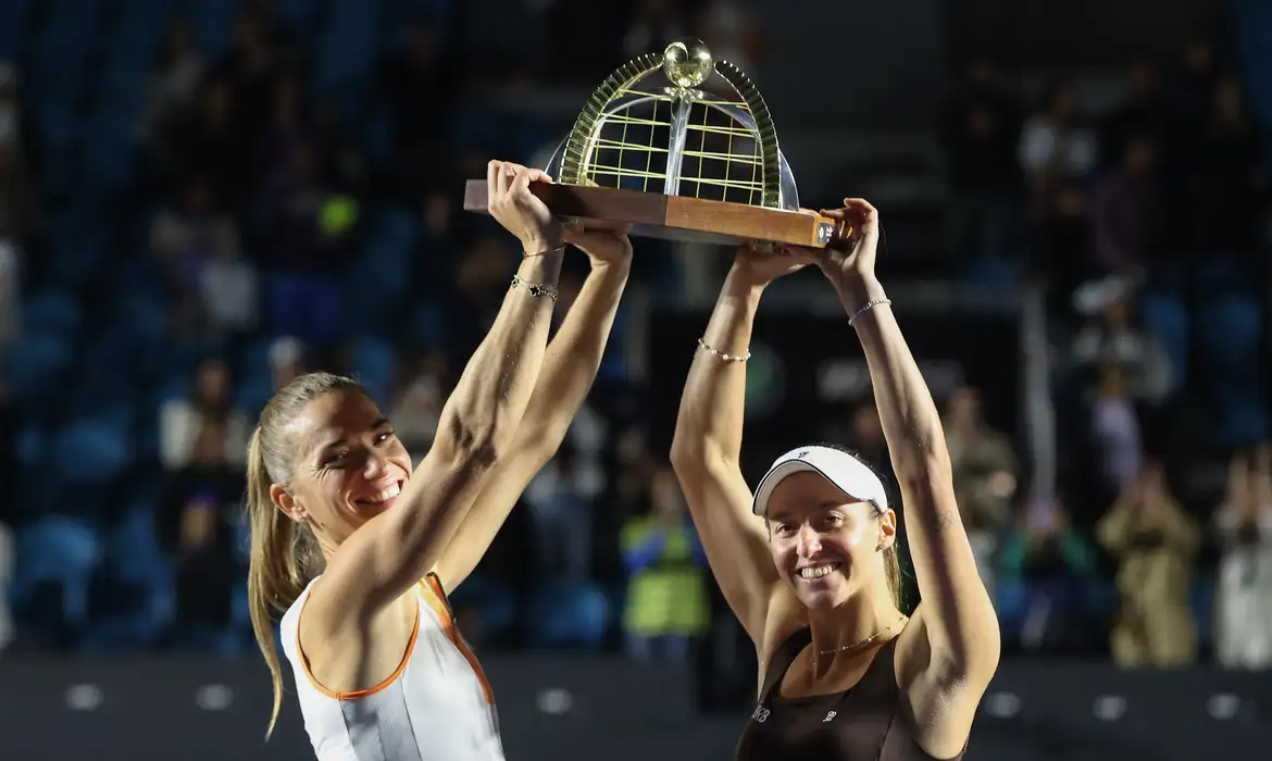 Luisa Stefani e Timea Babos vencem nas duplas do SP Open
