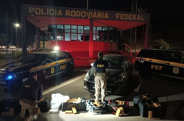 PRF apreende 270 kg de maconha em carro abordado na BR-262