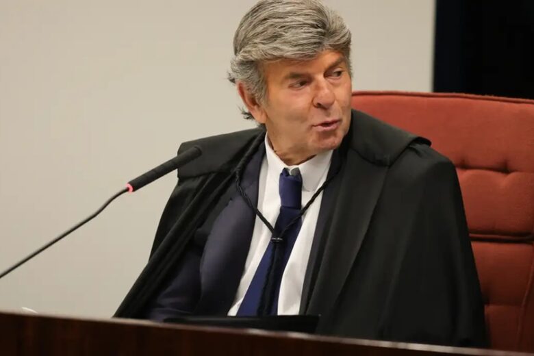 Luiz Fux vota para anular ação penal sobre golpe por cerceamento de defesa