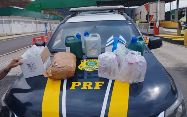 PRF apreende mil pinos de cocaína e 30 litros de lança-perfume na BR-116 em Leopoldina