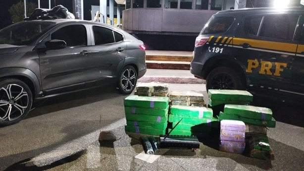 PRF apreende 310 kg de maconha após perseguição na BR-262